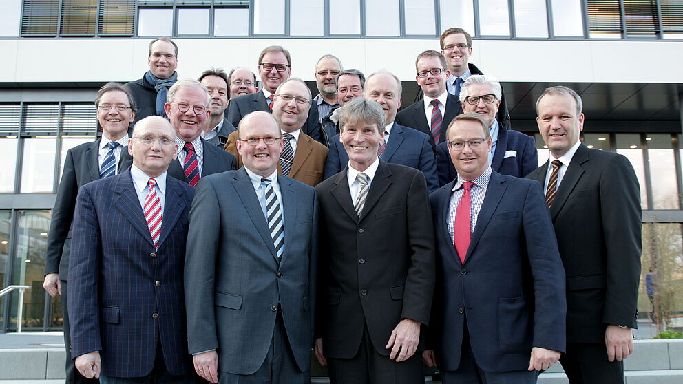 Foto (Universität Paderborn, Vanessa Dreibrodt): Präsident Prof. Dr. Nikolaus Risch (vorn, 2. v. r.) begrüßte Hauptmann Thomas Spieker (vorn, 2. v. l.) und den Vorstand der Maspern-Kompanie vor dem neuen Gebäude Q.