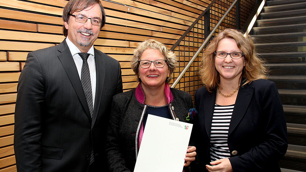 Foto (Universität Paderborn, Vanessa Dreibrodt): (v. l. n. r.) Freuen sich über den Start des Forschungsschwerpunktes „Digitale Zukunft“: Prof. Dr. Gregor Engels, Universität Paderborn, NRW-Wissenschaftsministerin Svenja Schulze und Prof. Dr. Chris