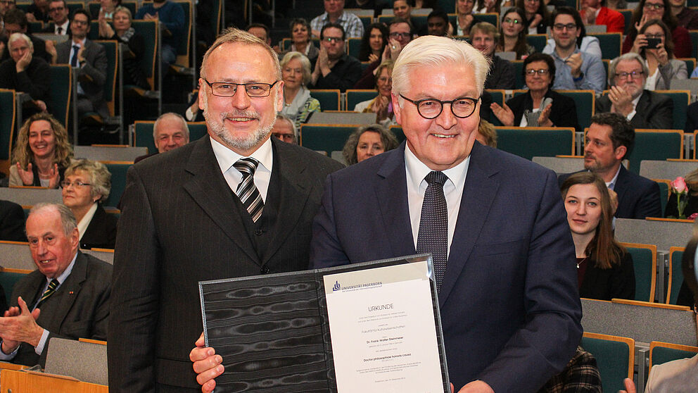 Foto (Universität Paderborn, Johannes Pauly): Prof. Dr. Volker Peckhaus, Dekan der Fakultät für Kulturwissenschaften, und Bundesaußenminister Dr. Frank-Walter Steinmeier.