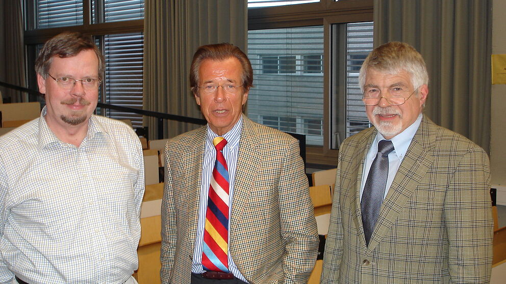 Foto: Dekan Prof. Dr.-Ing. Klaus Meerkötter (re.) und Prof. Dr. Friedhelm Meyer auf der Heide vom Institut für Informatik (li.) freuten sich über den interessanten Vortrag von Prof. Dr. Dr. h. c. Bernhard Korte zum Thema „Diskrete Mathematik und Chip