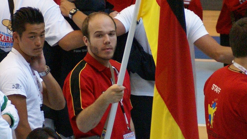 Foto (Dojo, Lemgo-Lippe e.V.): Fahnenträger: Dennis Dreimann führte sein Team zur Wettkampfstätte.