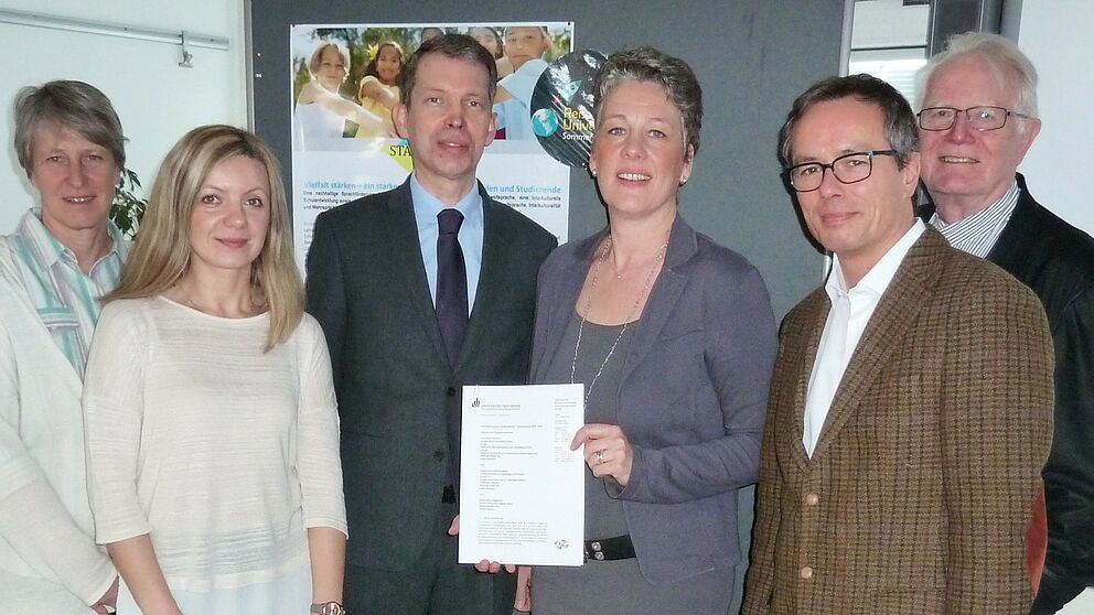 Foto (Silvia Sporkmann, PLAZ): (v. l.): Dr. Cornelia Zierau, wissenschaftliche Projektleitung des Gesamtprojekts „Vielfalt stärken“, Institut für Germanistik und Vergleichende Literaturwissenschaft, Magdalena Can, Projektleiterin des Sommercamps, St