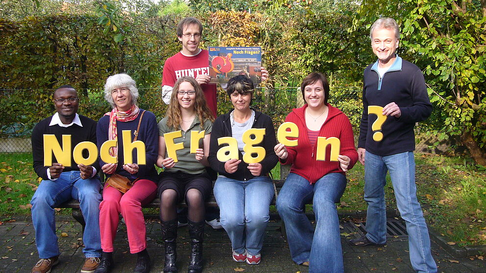 Foto (v. li.): Gemeindeassistent Elom Aziadekey, Studentin Andrea Emmrich, Gemeindeassistentin Katrin Annegarn, Student Andreas Trennert-Helwig (oben), Küsterin Elisabeth Jansen, Studentin Sonja Güttler und Studierendenpfarrer Matthias Surall.