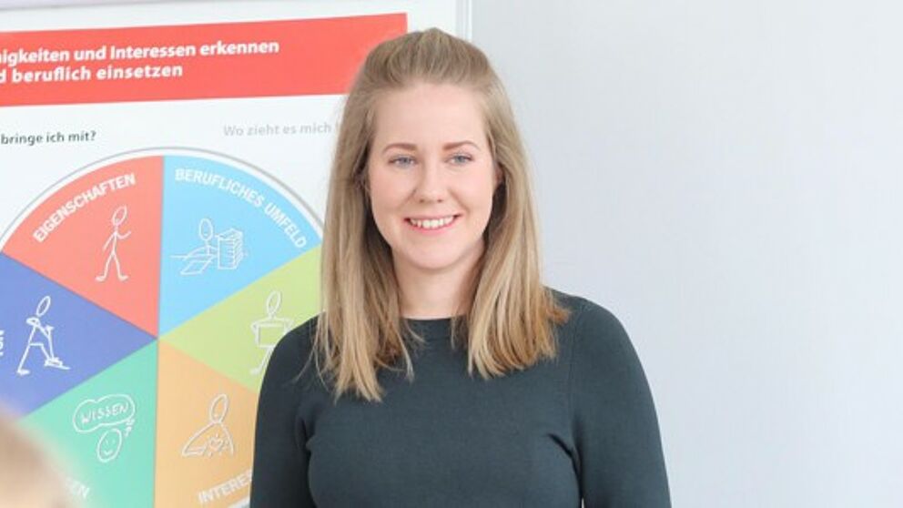 Foto (Cinderella Welz, Universität Paderborn): Annkatrin Buchen von der Zentralen Studienberatung erklärt Teilnehmern des Workshops den Talentkompass NRW.