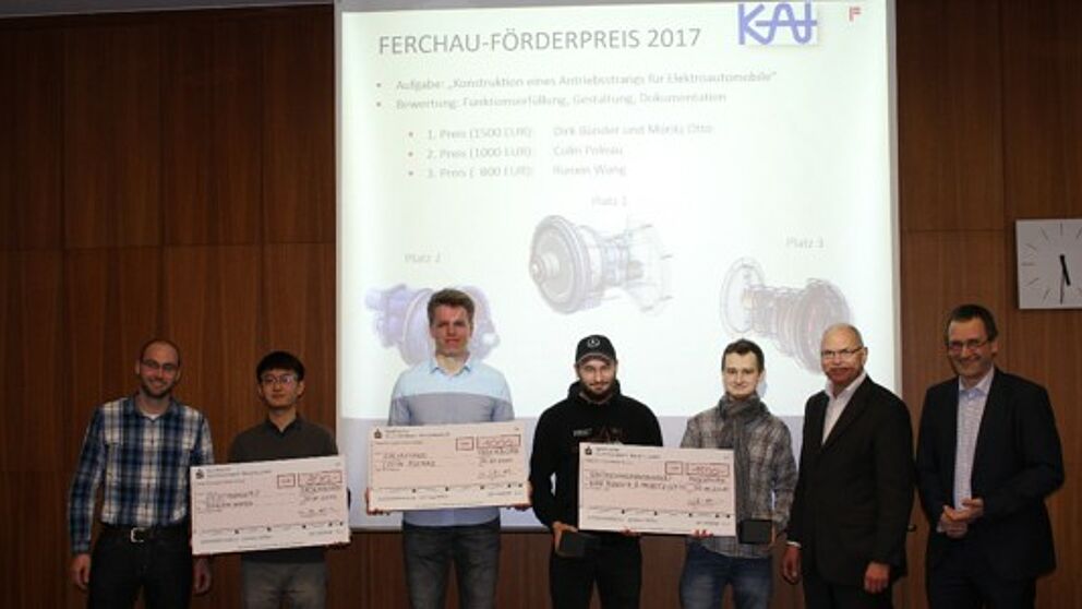 Foto (Universität Paderborn): Preisträger des FERCHAU-Förderpreises 2017: (v. l.) Johannes Tominski (KAt), Runxin Wang, Colin Polnau, Moritz Otto, Dirk Bünder, Prof. Dr.-Ing. Detmar Zimmer (KAt) und Jens Husemann (FERCHAU).