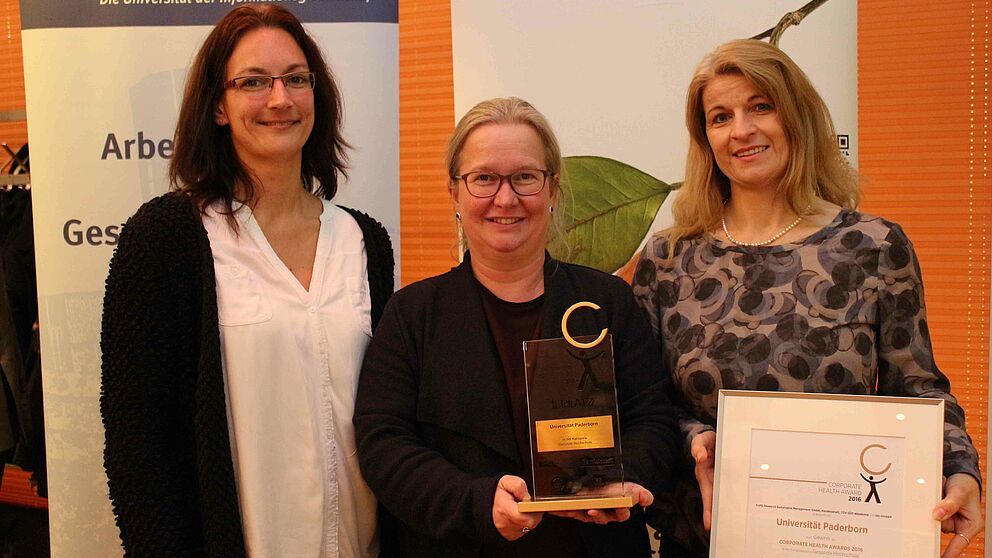 Foto  (Universität Paderborn, Heiko Appelbaum): (v. l. n. r.) Freuen sich über die Auszeichnung: Sandra Bischof, Gesunde Hochschule, Vizepräsidentin Simone Probst und Diana Riedel, Arbeits-, Gesundheits- und Umweltschutz der Universität Paderborn.