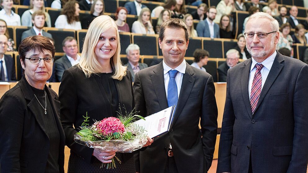 Foto (Universität Paderborn, Florian Krause) v. l. n. r.: Prof. Dr. Birgit Riegraf, Uni-Vizepräsidentin für Lehre, Studium und Qualitätsmanagement, Dr. Stephanie Willeke, Prof. Dr. Jörn Steigerwald (Vorsitzender Promotionsausschuss) und Prof. Dr. Volker Peckhaus (Dekan der Fakultät für Kulturwissenschaften).