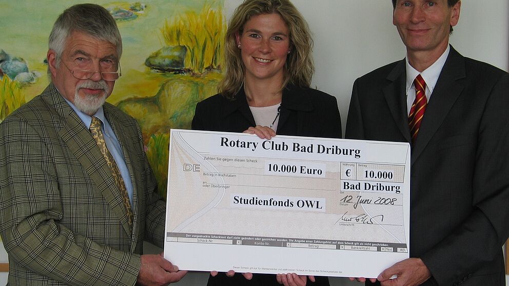 Auf dem Foto von links nach rechts: Prof. Dr. Klaus Meerkötter, Präsident des Rotary Clubs Bad Driburg, Prof. Dr. Nikolaus Risch, Vorsitzender des Studienfonds OWL und Präsident der Universität Paderborn, sowie Katja Urhahne, Geschäftsführerin des S