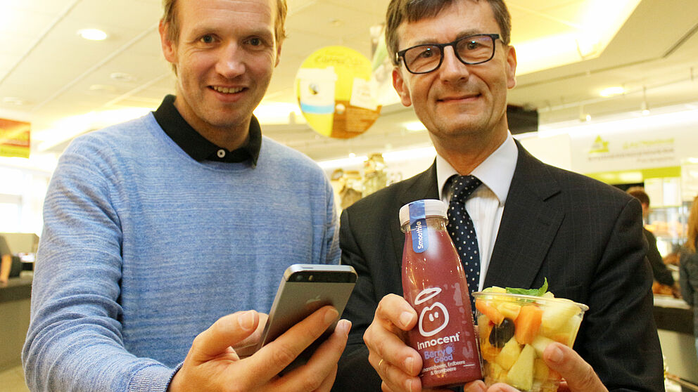 Bild (Heiko Appelbaum): Zeitgemäß: Carsten Walther (rechts), Geschäftsführer des Studierendenwerkes Paderborn, und Dennis Fergland, Koordinator des Projektes mein beneFIT@upb.de.
