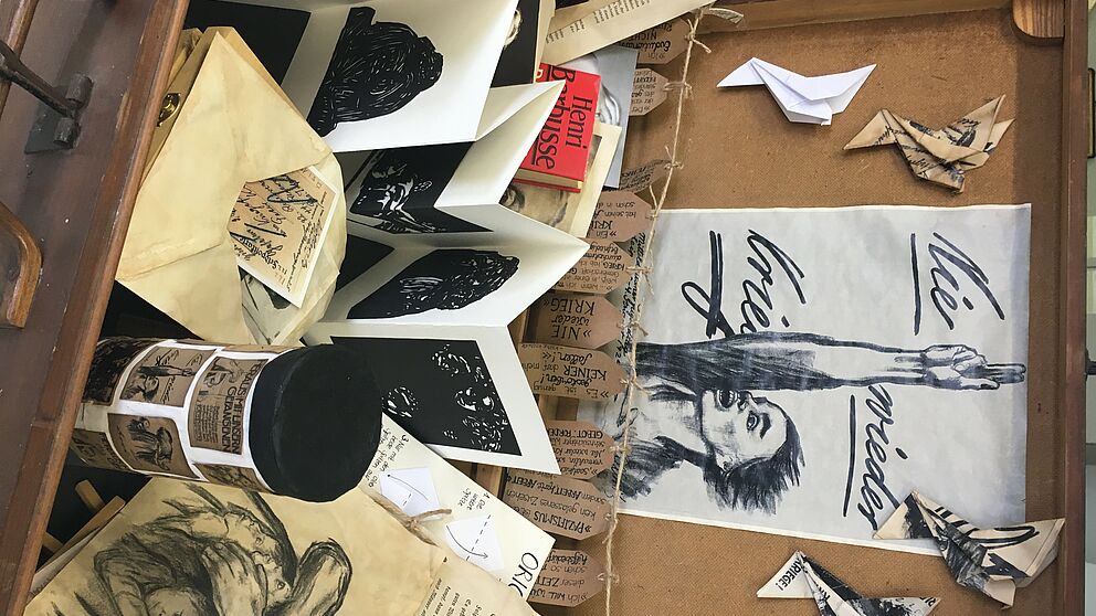 Foto (Universität Paderborn, Jutta Ströter-Bender): Museumskoffer von Aileen Solomon: Käthe Kollwitz als Pazifistin