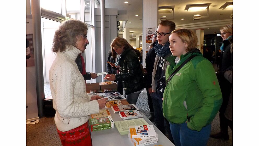 Foto (Universität Paderborn, Jasmin Rostam): Regine Supplié berät am Stand der Agentur für Arbeit über die Möglichkeiten bei der Berufswahl.