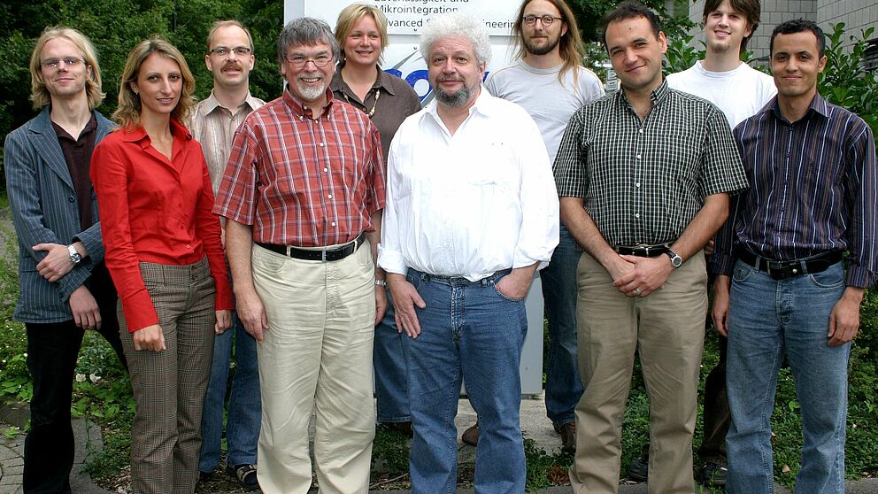 Das Forscherteam der Universität Paderborn und des Fraunhofer-Instituts um Prof. Dr. Wilfried Hauenschild und Dipl.-Ing. Werner John (1. Reihe, 2. und 3. v. l.).