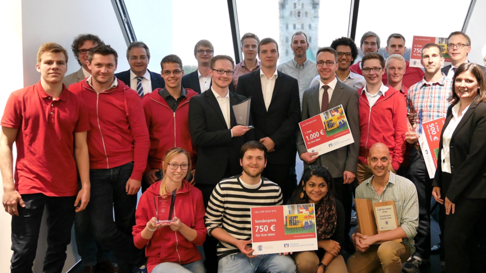 Foto (Universität Paderborn, TecUP): Die Juroren und die vier Gewinnerteams freuen sich über die gelungene Veranstaltung.
