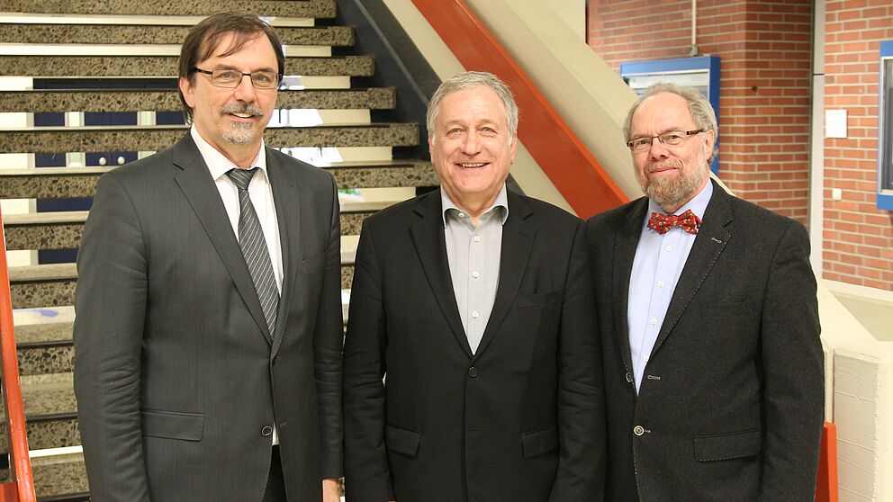 Foto (Universität Paderborn, Björn Heerdegen): (v. l.) Prof. Dr. Gregor Engels, Dr. Michael Laska und Prof. Dr. Reinhard Keil.
