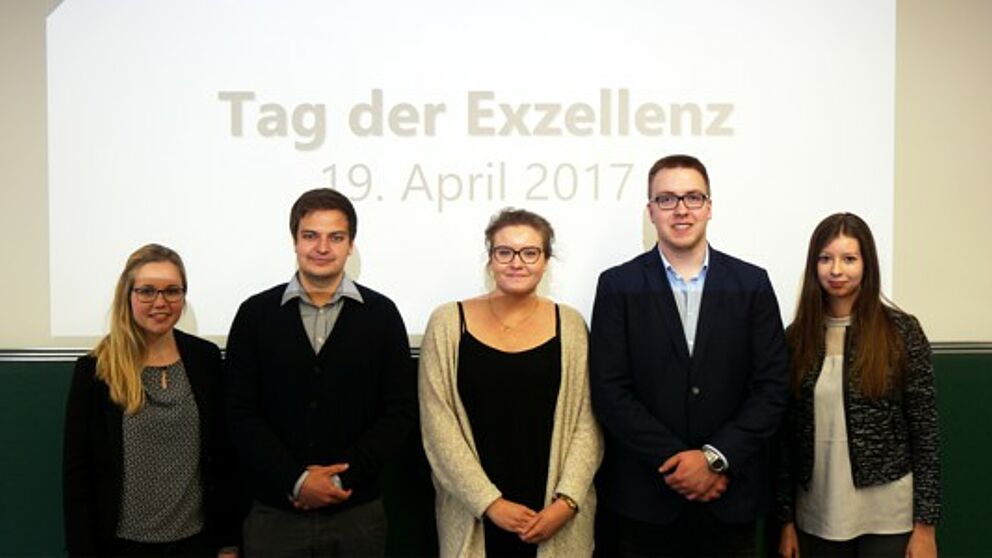 Foto (Peter Rüsing): Die Teilnehmer des Exzellenzseminars stellten die Ergebnisse ihrer Studienarbeiten vor: v. l. n. r.: Mara Kerstein, Justin Bönning, Laura Decher, Marco Kerkemeier und Sarah Herwald.