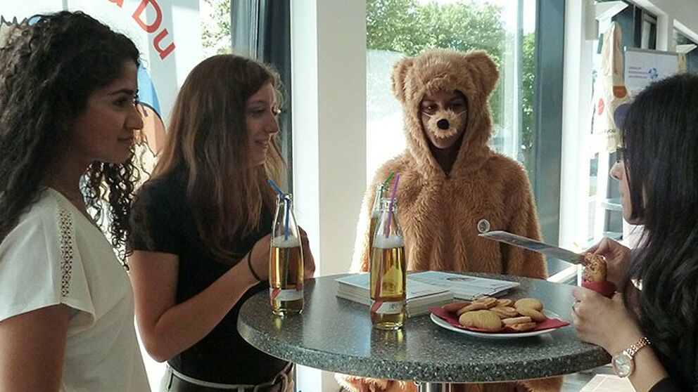 Foto (Universität Paderborn) Im Projekt „Balu und Du“ begleiten Studierende ehrenamtlich jeweils ein Grundschulkind und stehen diesem als großer Freund zur Seite.