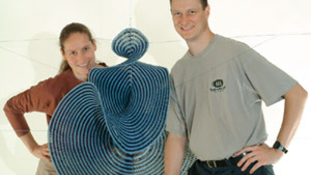 Foto: Prof. Dr. Bernd Krauskopf (rechts) und Prof. Dr. Hinke Osinga (beide Universität Bristol) mit einem von ihnen erstellten gehäkelten Modell der so genannten Lorenz-Mannigfaltigkeit, mit dem beide international Begeisterung erregt haben.
