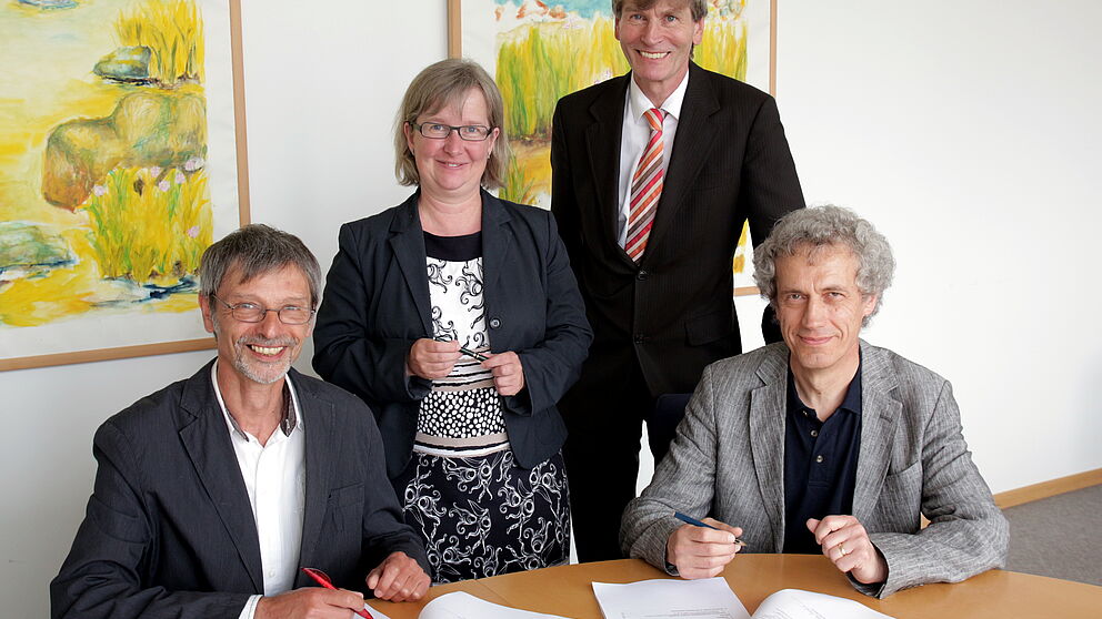 Foto (Universität Paderborn, Vanessa Dreibrodt): Unterzeichnung der Dienstvereinbarung: (v. l. n. r.) Personalrats-Vorsitzender Kurt Eschebach, Vizepräsidentin Simone Probst, Präsident Prof. Dr. Nikolaus Risch und Matthias Neu, Vorsitzender des wissens