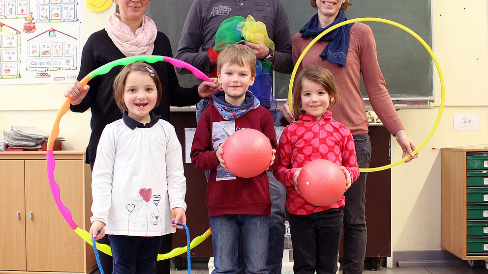 Foto (Universität Paderborn, Heiko Appelbaum): PaSS bringt Spaß und Bewegung. Hinten v. l.: Nicole Satzinger, Boris Husemann (Konrektor der Marienschule Paderborn, Jun.-Prof. Dr. Miriam Kehne; vorn v. l.: Finja, Lars und Nala.