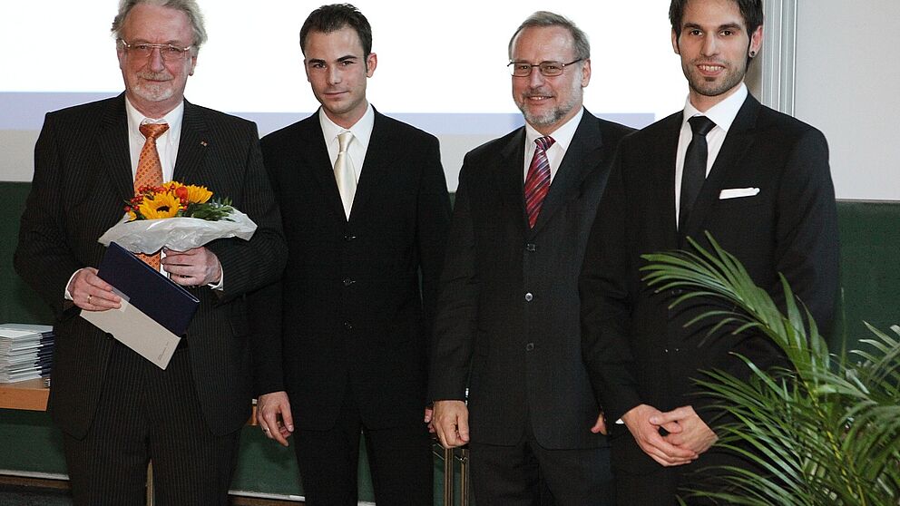 Foto (Universität Paderborn, Adelheid Rutenburges): Geehrt: Prof. em. Dr. Dr. h. c. mult. Peter Freese (li.) erhielt für sein Lebenswerk den Preis der Fachschaften der Universität Paderborn. Mit ihm freuen sich Thomas Köster, Prof. Dr. Volker Peckhaus