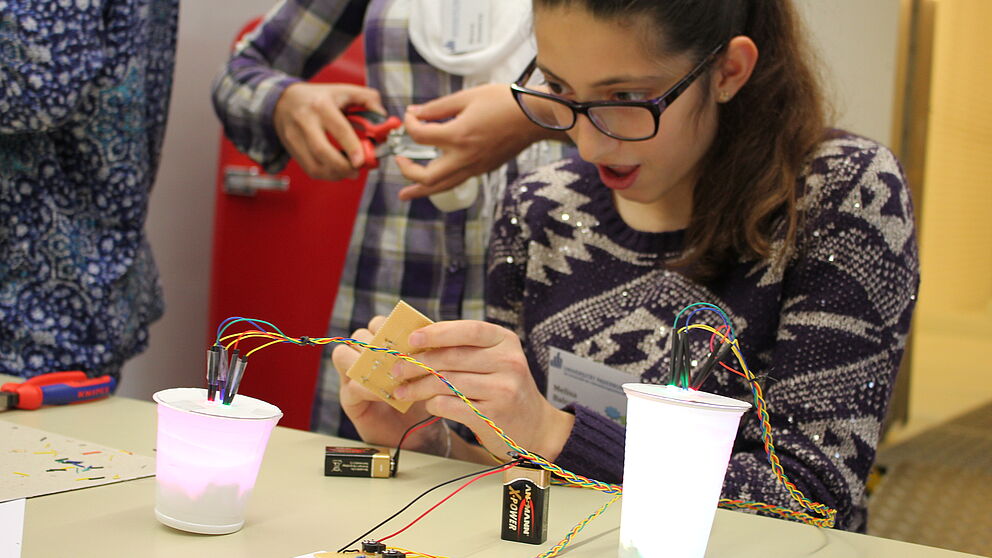 Foto (Universität Paderborn): Schülerinnen experimentieren während der Frühlings-Uni.