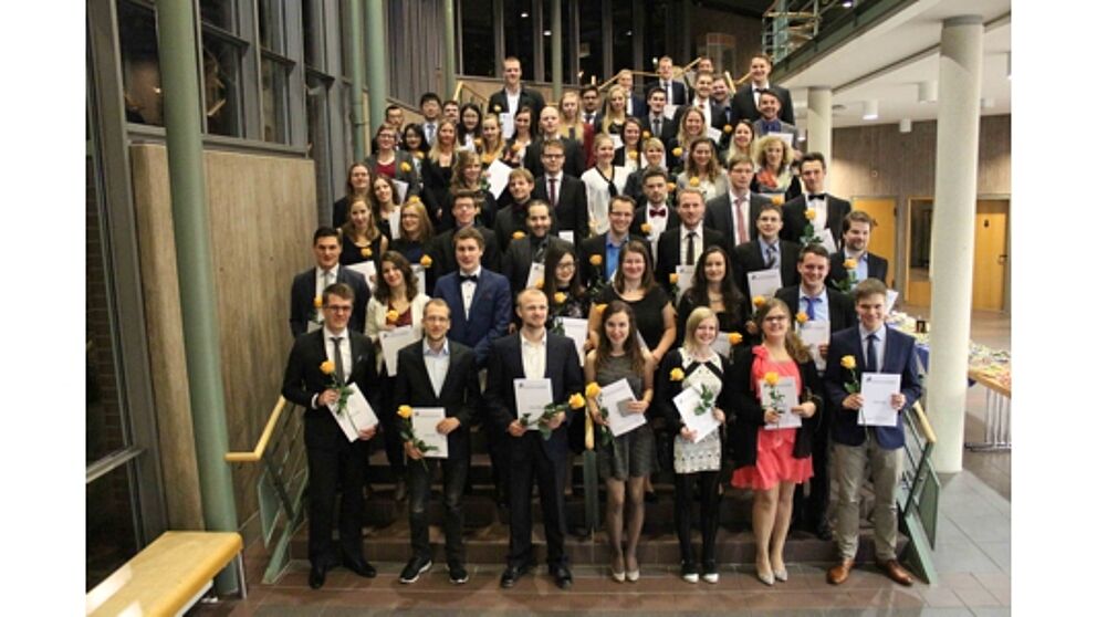Foto (Universität Paderborn, Heiko Appelbaum): Die Absolventinnen und Absolventen der Fakultät für Naturwissenschaften aus dem Prüfungsjahr 2016.