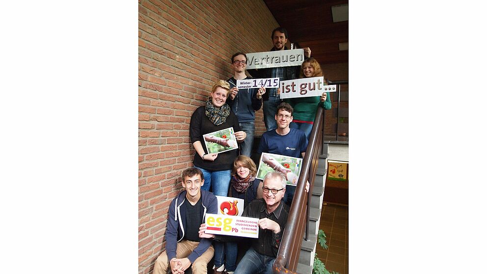 Auf dem Foto sind neben Studierenden zu sehen: Unten rechts: Matthias Surall. Oben rechts: Angelique Smorra. Mitte links: Jessica Müller.