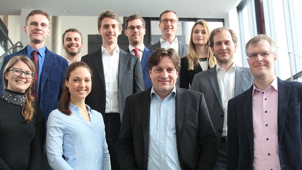 Foto (Universität Paderborn, Vanessa Dreibrodt): Die Projektgruppe um Prof. Dr. Daniel Beverungen (1. v. r.) traf sich zum Auftakt an der Universität Paderborn.