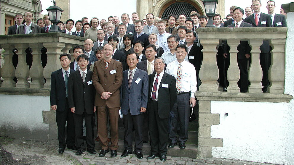 Foto: Teilnehmer des 2nd International Workshop on Piezoelectric Materials and their Applications in Actuators vor dem Liborianum mit den Tagungsleitern Dr. Seok-Yin Yoon (Korean Institute of Science and Technology) und Prof. Dr.-Ing. Jörg Wallaschek (He