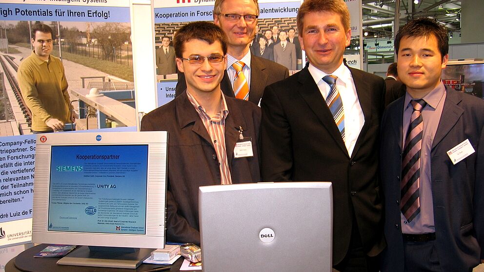 Foto (Dr. Antje Hartmann-Strünck, MIWFT) (v. li.): Semir Osmic aus Bosnien (Graduate Student), Dr. Eckhard Steffen (Geschäftsführer International Graduate School, Universität Paderborn), Innovationsminister Prof. Dr. Andreas Pinkwart und Su Zhao aus C