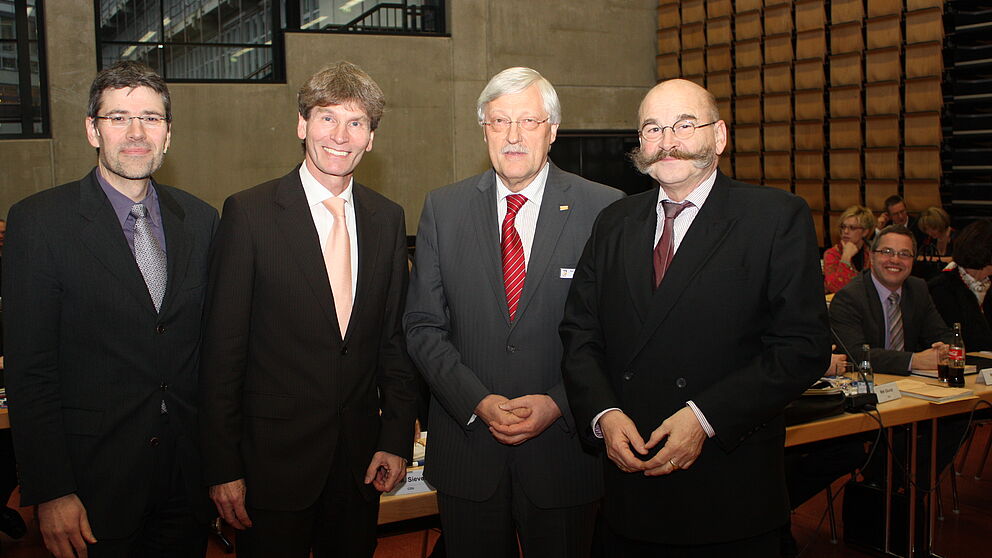 Foto (Uni Paderborn, Patrick Kleibold): (v.l.) Prof. Dr. Ing. Hans-Joachim Schmid, Wissenschaftlicher Direktor des DMRC, Prof. Dr. Nikolaus Risch, Präsident der Universität, Bürgermeister Heinz Paus und Kanzler Jürgen Plato freuen sich, dass der Pader