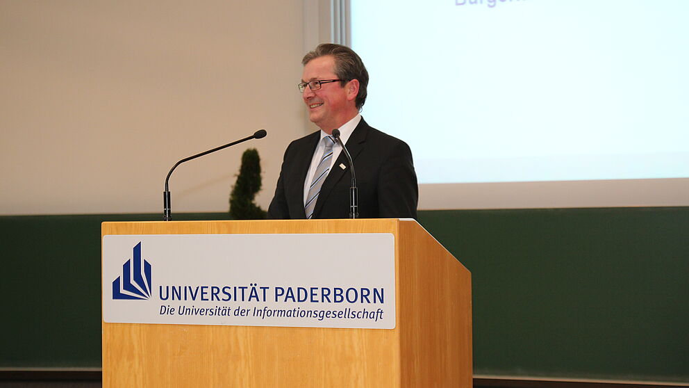 Foto (Universität Paderborn, Nina Reckendorf): Bürgermeister Michael Dreier bei der Begrüßung in der Universität Paderborn.