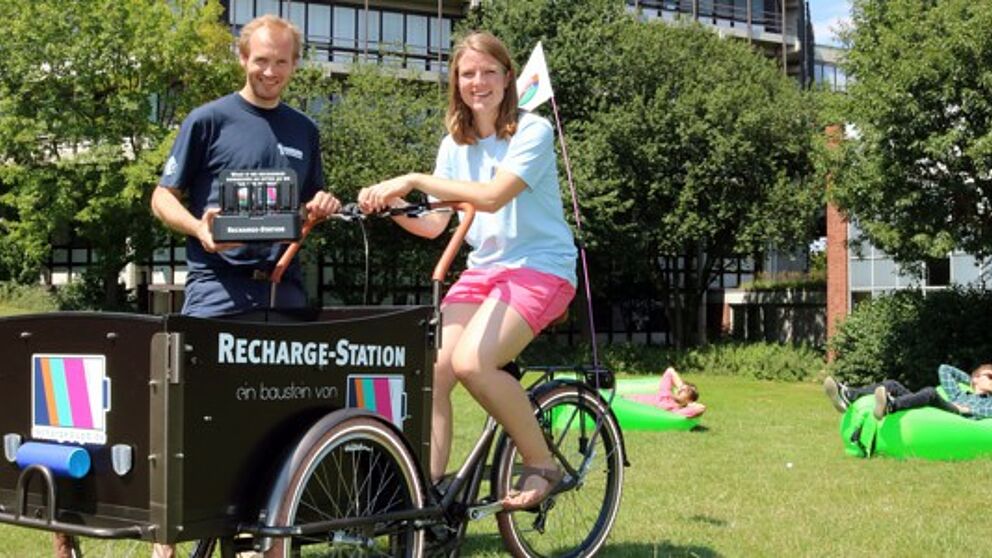 Foto (Heiko Appelbaum): Dennis Fergland (links) und Lena Wobbe präsentierten die neue recharge-Station an der Universität Paderborn.