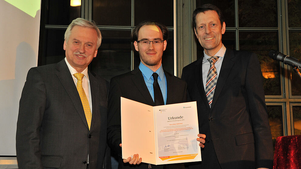 Foto (BMBF): Prof. Dr. Ulrich Buller (l.), Forschungsvorstand in der Fraunhofer-Gesellschaft, und Dr. Georg Schütte (r.), Staatssekretär im Bundesministerium für Bildung und Forschung (BMBF), überreichten den mit 2.000 Euro dotierten DRIVE-E-Studienpr