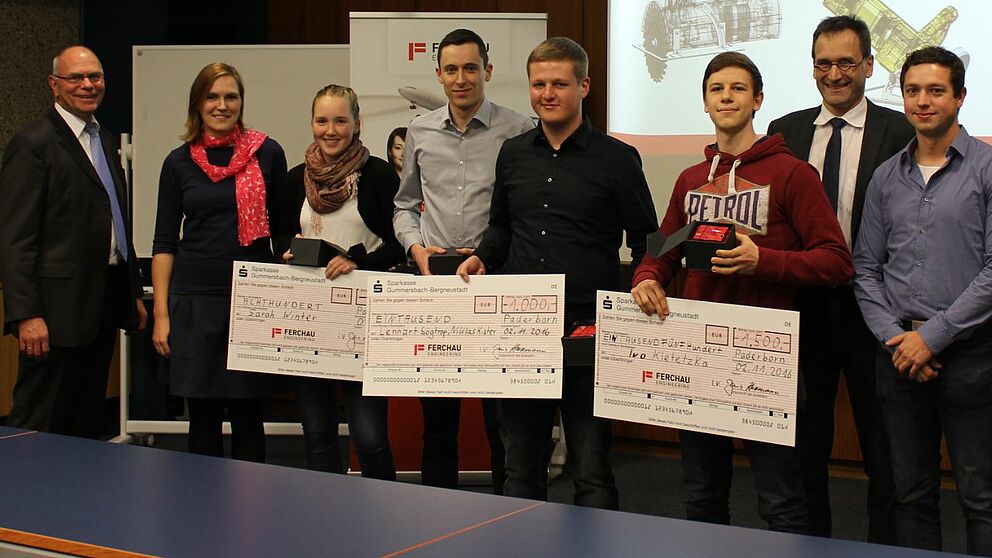 Foto (Universität Paderborn): Bei der Verleihung des FERCHAU-Förderpreises 2016: (v. l.) Prof. Dr. Detmar Zimmer (KAt), Sabrina Böhm, Sarah Winter, Lennart Sögtrop und Niklas Kister, Ivo Kletetzka, Jens Husemann und Uwe Brückner (KAt).