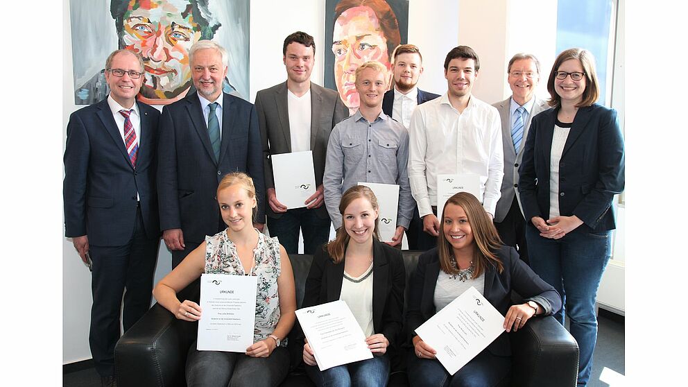 Foto: (v. l. n. r.) Landrat Manfred Müller, Uni-Präsident Prof. Dr. Wilhelm Schäfer mit den ausgezeichneten Stipendiatinnen und Stipendiaten sowie Christoph Schön, Stabsstelle Präsidium Hochschulnetzwerk und Fundraising (2. v. r.) und  Friederike Ruw