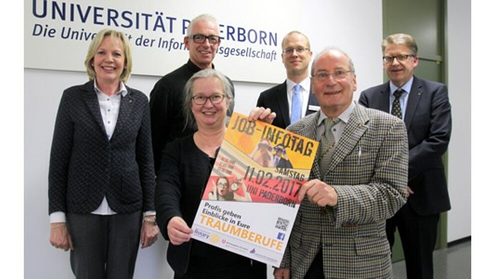 Foto (Universität Paderborn, Nina Reckendorf): Laden wieder zum Job-Infotag an der Uni Paderborn ein: (vorne) Simone Probst, Universität Paderborn, und Wolfdieter Scheel, Rotary Club Paderborn, sowie Maria Schmidt, Rotary Club Paderborn Stadt und Land, 
