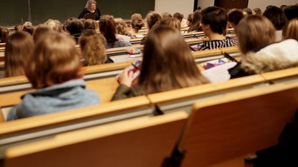 Foto (Universität Paderborn): Die Schülerinnen erleben echte Vorlesungen.