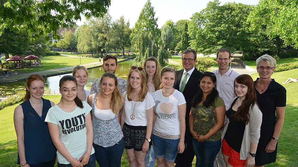 Foto (Stadt Paderborn, Daniel Höing): Studierende der Fakultät für Kulturwissenschaften, Universität Paderborn, mit Bürgermeister Michael Dreier, der Technischen Beigeordneten Claudia Warnecke, und dem Seminarleiter Heiko Appelbaum vor der Kulisse de