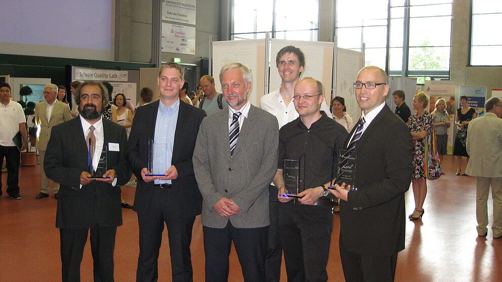 Foto (Universität Paderborn): v. li.: Soheil Khoury (Controller Institut), Tobias Altemeier (VegaSystems), Prof. Dr. Wilhelm Schäfer (Vizepräsident der Universität Paderborn), Christoph Schmidt (Dixeno), Olaf Menne (Lautstrom) und Adelhard Türling (a