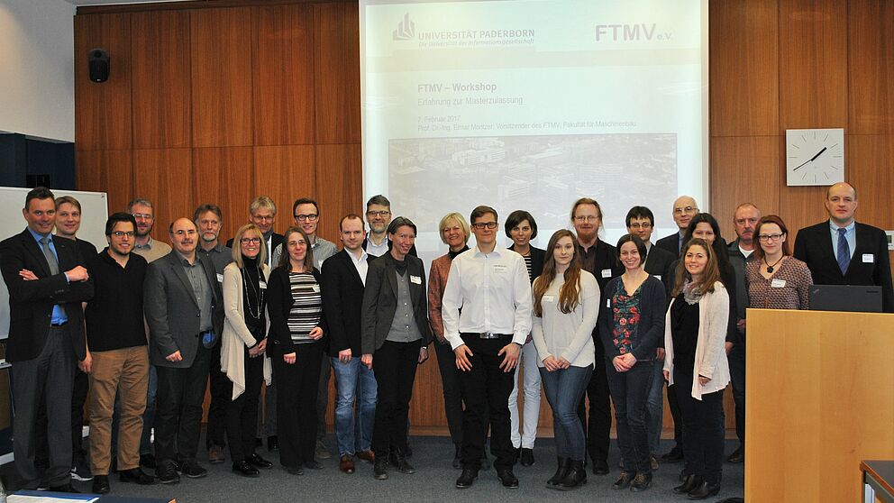 Foto (Universität Paderborn): Die Teilnehmerinnen und Teilnehmer tauschten sich zu Masterstudiengänge im Maschinenbau aus.