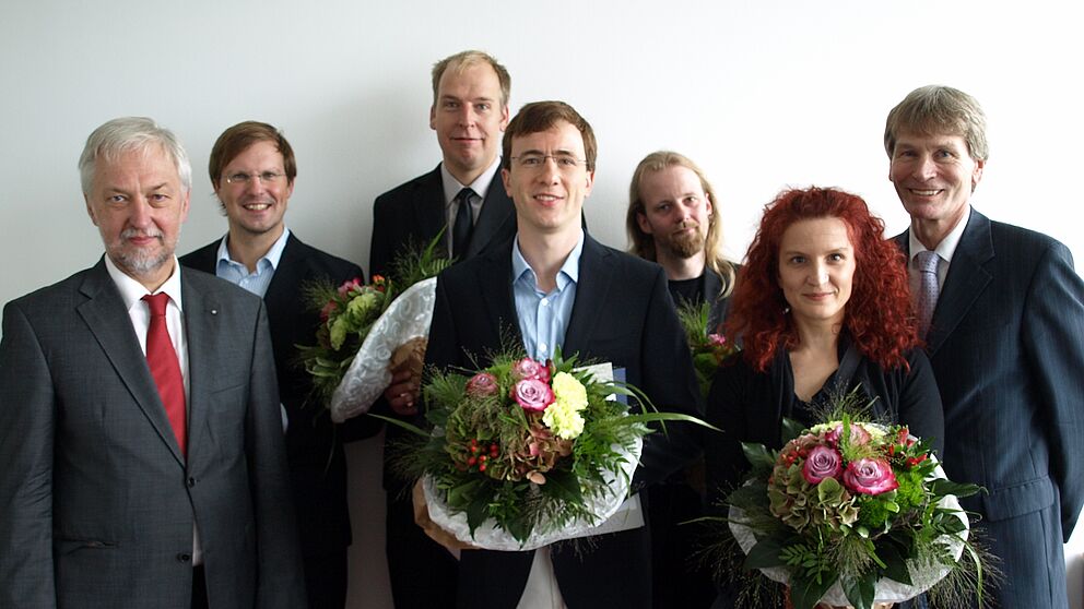 Foto (Universität Paderborn, Bianca Oldekamp): (v. l.) Prof. Dr. Wilhelm Schäfer, Jun.-Prof. Dr. Artus Krohn-Grimberghe, Jun.-Prof. Dr. Alexander Skopalik, Jun.-Prof. Dr. Kevin Tierney, Dr. Adrian Keller, Dr. Mirna Zeman und Prof. Dr. Nikolaus Risch bei