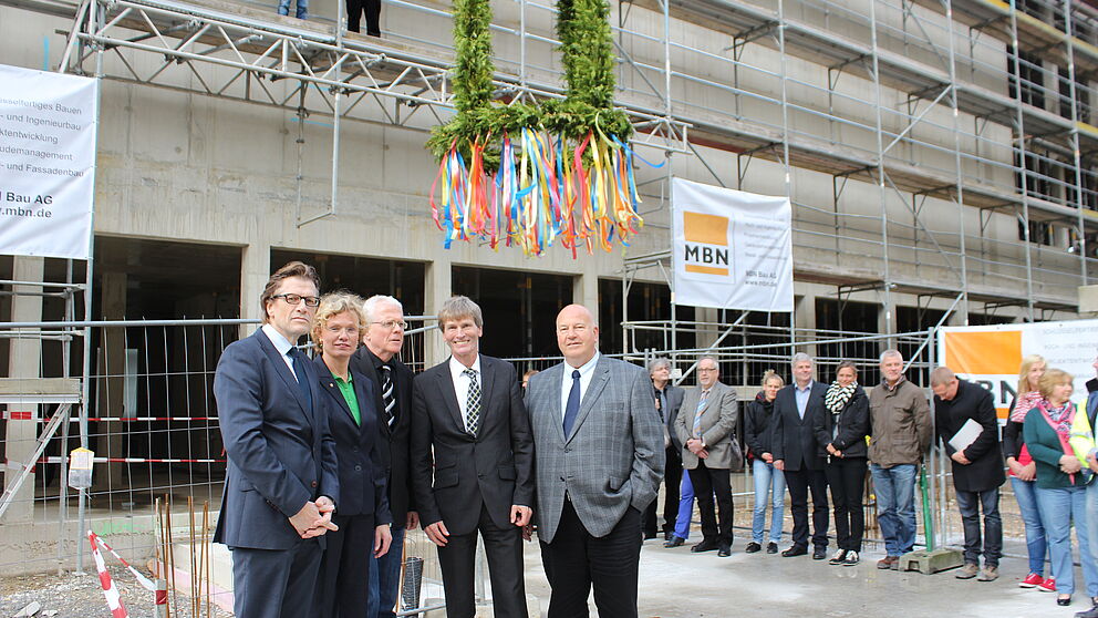 Foto (Hochschule für Musik Detmold): (v. l.) Hans Bertels, Kanzler Hochschule für Musik Detmold, Anke Peithmann, Verbandsvorsteherin Landesverbands Lippe, Rüdiger Stallberg, Abteilungsleiter NRW-Bauministerium, Prof. Dr. Nikolaus Risch, Präsident Univ