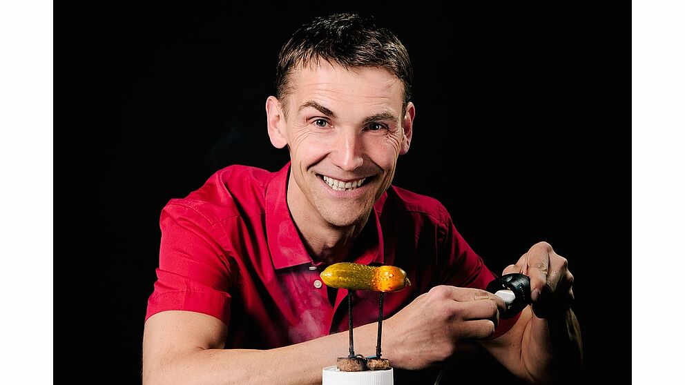 Foto (S. Ott): Der Wissenschaftsjournalist Sascha Ott moderiert bei den Paderborner Wissenschaftstagen und zeigt spannende Experimente.