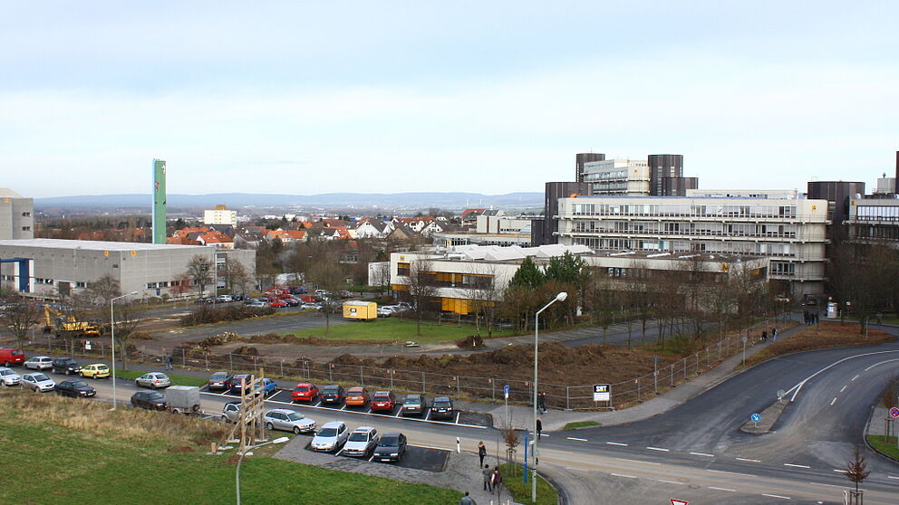 Foto (Universität Paderborn, Frauke Döll): Die Bauarbeiten haben begonnen: Bis Juli 2011 wird am Pohlweg ein neues, 100 Meter langes Uni-Gebäude stehen.