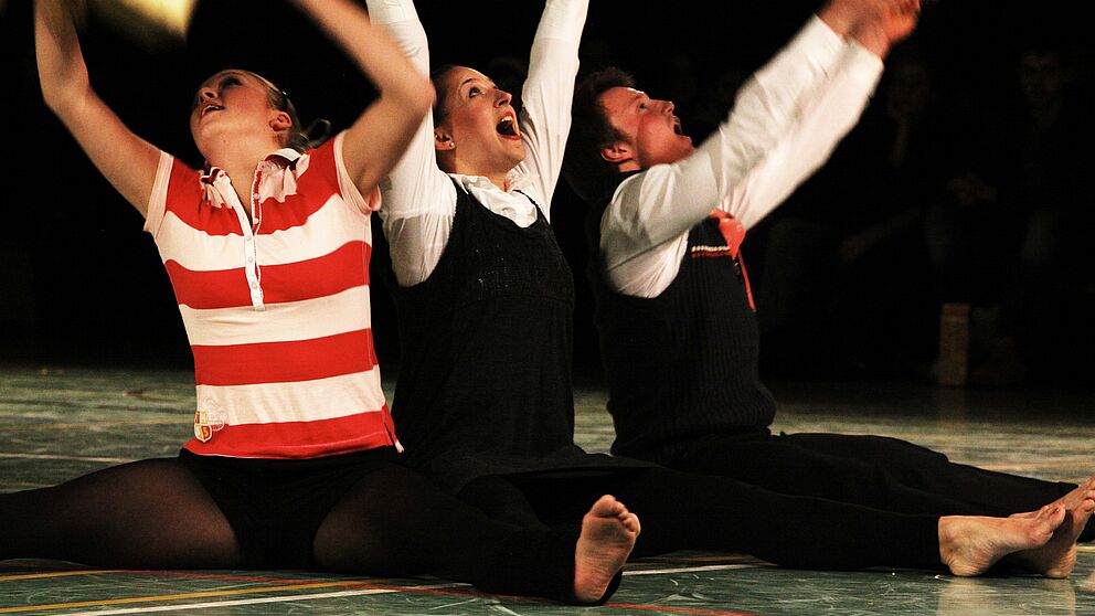 Foto (Universität Paderborn, Adelheid Rutenburges): „Studance“ – Studierende des Faches Sport der Universität Paderborn präsentieren die besten Semesterarbeiten aus dem Bereich Tanz.