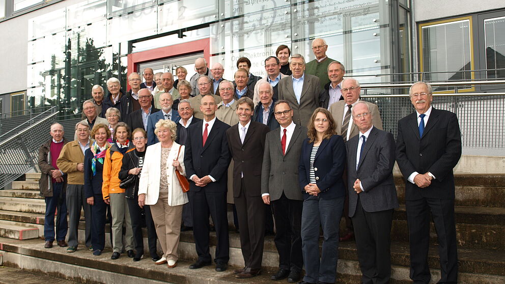 Foto (Universität Paderborn, Bianca Oldekamp): Der Vorstand des Bürgervereins Paderborn und Professoren der Universität (untere Reihe, v. re.): Prof. Dr. Artur Goldschmidt (stellv. Vorsitzender Bürgerverein), Dr. Rudolf Wansleben (Vorsitzender), Prof.