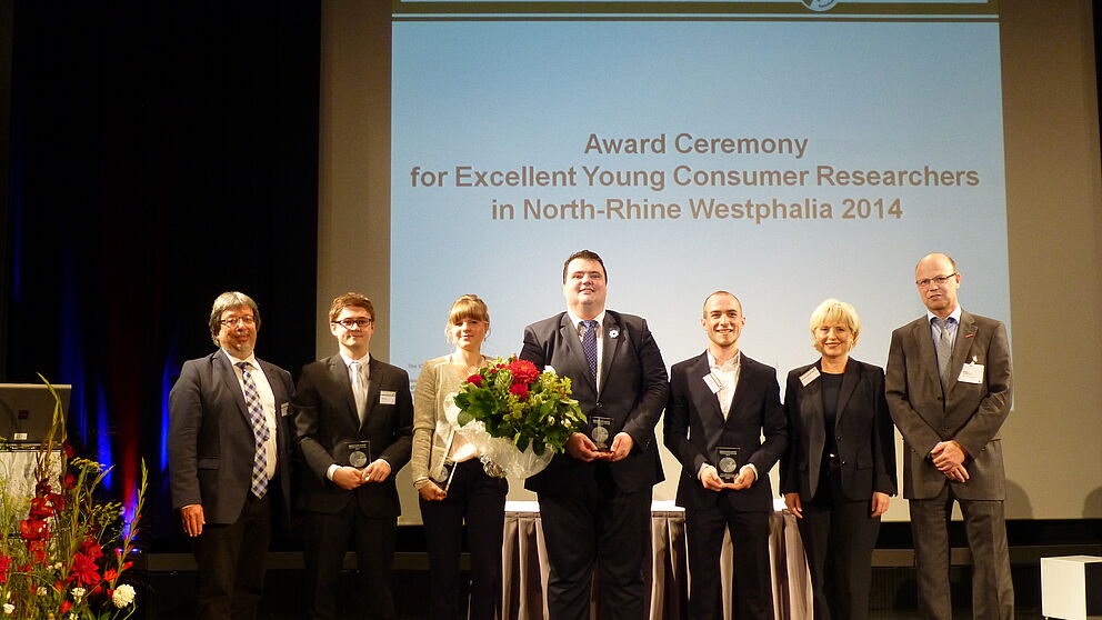 Foto (Universität Paderborn, Sabine Schulze): Bei der Preisverleihung: (v. l. n. r.) Peter Knitsch, Patrick Cichy, Sarah-Lena Böning, Dr. Emir Lasic, Markus Dollmann, Dr. Beate Wieland, Wolfgang Schuldzinski.