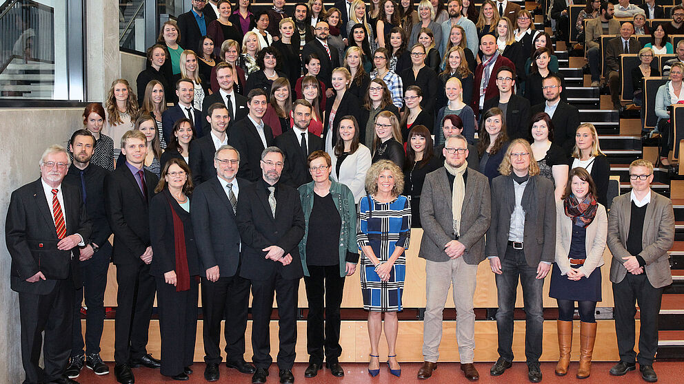 Foto (Universität Paderborn, Adelheid Rutenburges): Die Absolventen der Fakultät für Kulturwissenschaften 2013/2014.