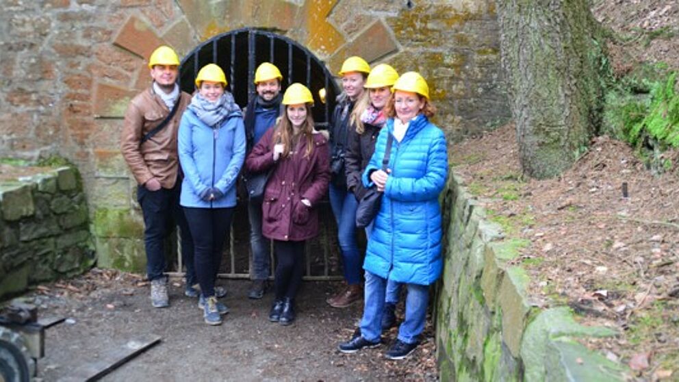 Gruppenfoto (Copyright: Reinhard Eisenhofer): Die Exkursionsgruppe vor dem Roeder-Stollen, Rammelsberg.